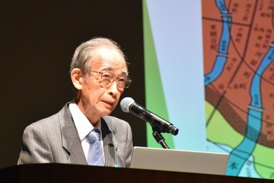 講演した日本被団協の浜住治郎事務局長＝枚方市で2025年10月24日午後3時10分、根本佳奈撮影