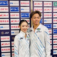 SPを終えて取材に応じた「ゆなすみ」こと長岡柚奈選手（左）と森口澄士選手＝茨城県ひたちなか市で2025年10月24日午後3時7分、倉沢仁志撮影