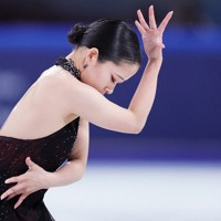 女子SPで演技する渡辺倫果＝中国・重慶で2025年10月24日、吉田航太撮影