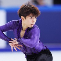 男子SPで演技する佐藤駿＝中国・重慶で2025年10月24日、吉田航太撮影