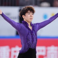 男子SPで演技を終え、あいさつする佐藤駿＝中国・重慶で2025年10月24日、吉田航太撮影