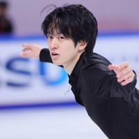 男子SPで演技する山本草太＝中国・重慶で2025年10月24日、吉田航太撮影