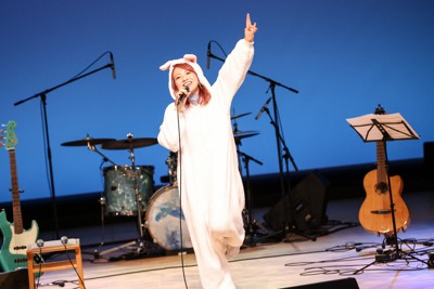 白ウサギのコスチュームで「INABA no 白兎」を歌うくろさわかなさん＝本人提供