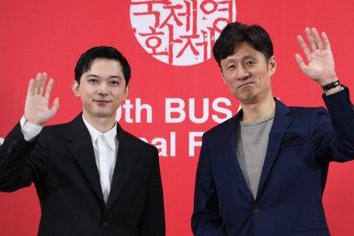 釜山国際映画祭で「国宝」の記者会見に応じる李相日監督（右）と吉沢亮さん＝韓国・釜山で2025年9月21日午前、磯崎由美撮影