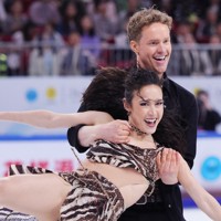 アイスダンスRDで演技する米国のマディソン・チョック、エバン・ベーツ組＝中国・重慶で2025年10月24日、吉田航太撮影