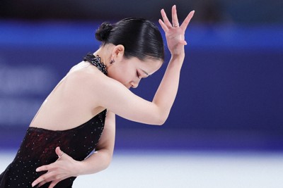 女子SPで演技する渡辺倫果＝中国・重慶で2025年10月24日、吉田航太撮影