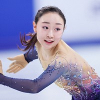 女子SPで演技する松生理乃＝中国・重慶で2025年10月24日、吉田航太撮影