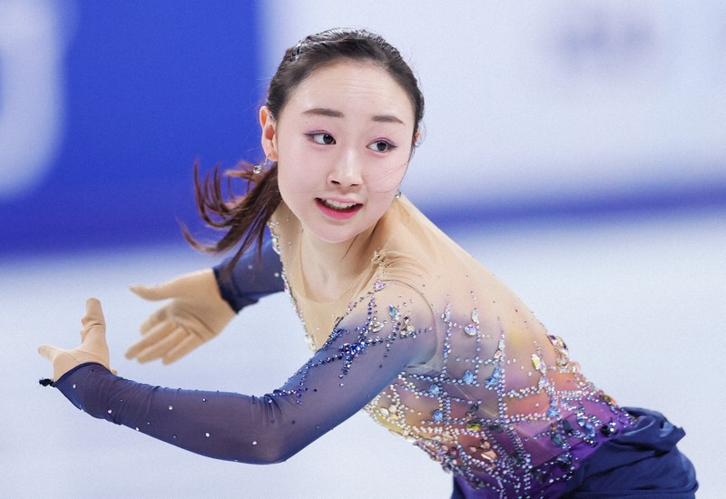 女子SPで演技する松生理乃＝中国・重慶で2025年10月24日、吉田航太撮影
