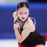 女子SPで演技する渡辺倫果＝中国・重慶で2025年10月24日、吉田航太撮影