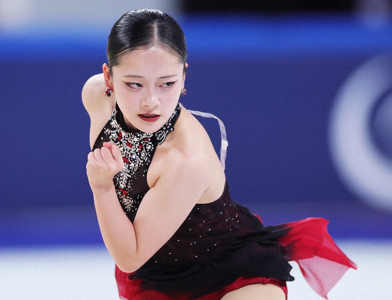 女子SPで演技する渡辺倫果＝中国・重慶で2025年10月24日、吉田航太撮影