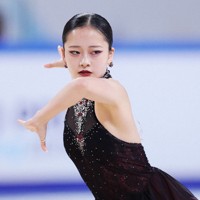 女子SPで演技する渡辺倫果＝中国・重慶で2025年10月24日、吉田航太撮影