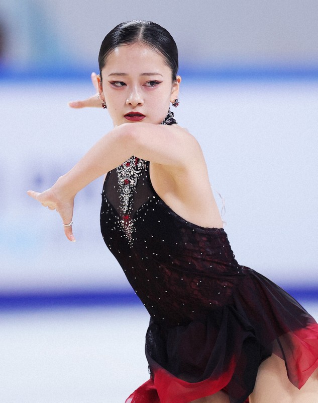 女子SPで演技する渡辺倫果＝中国・重慶で2025年10月24日、吉田航太撮影