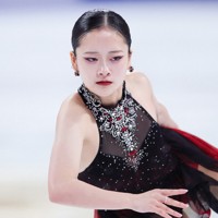 女子SPで演技する渡辺倫果＝中国・重慶で2025年10月24日、吉田航太撮影