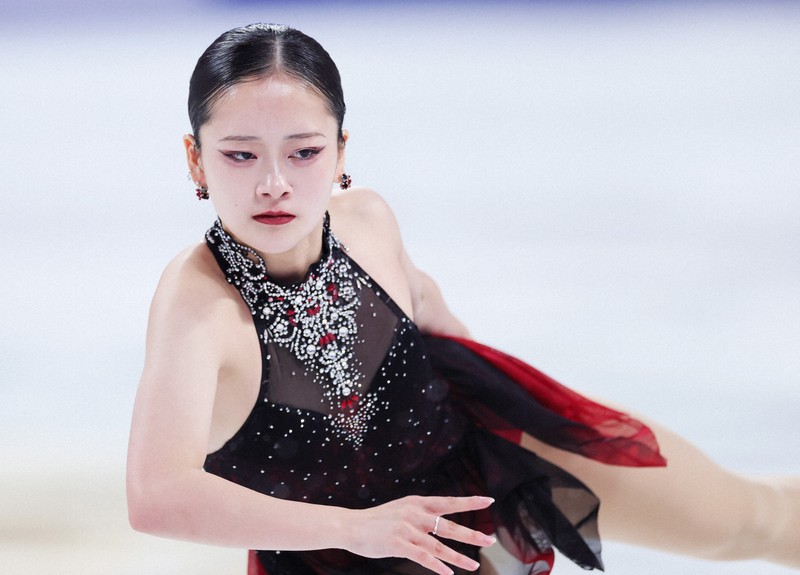女子SPで演技する渡辺倫果＝中国・重慶で2025年10月24日、吉田航太撮影