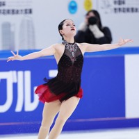 女子SPで演技する渡辺倫果＝中国・重慶で2025年10月24日、吉田航太撮影