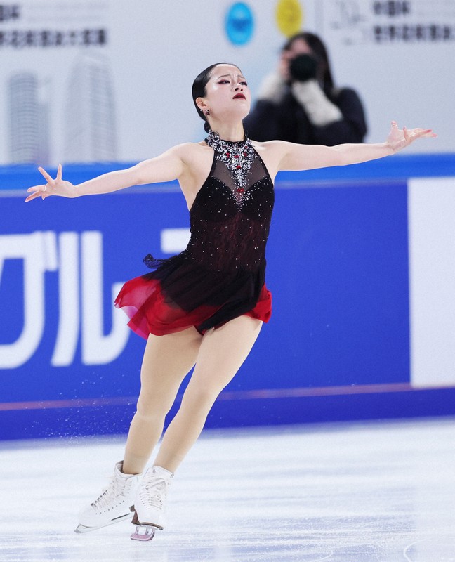 女子SPで演技する渡辺倫果＝中国・重慶で2025年10月24日、吉田航太撮影