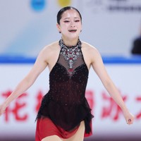 女子SPで好演し、笑顔で拳を固める渡辺倫果＝中国・重慶で2025年10月24日、吉田航太撮影