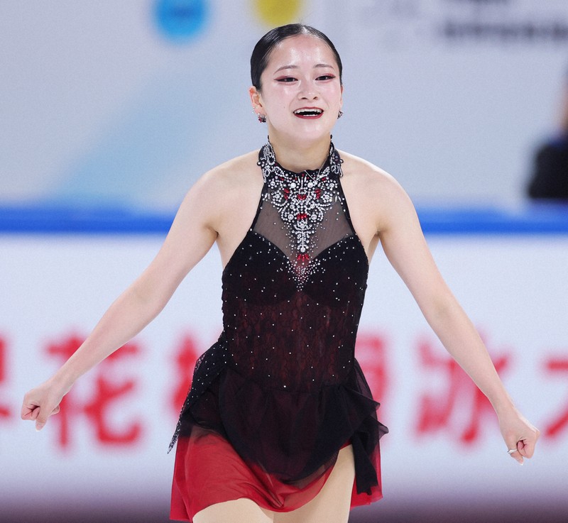 女子SPで好演し、笑顔で拳を固める渡辺倫果＝中国・重慶で2025年10月24日、吉田航太撮影