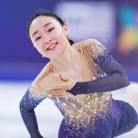 女子SPで演技する松生理乃＝中国・重慶で2025年10月24日、吉田航太撮影
