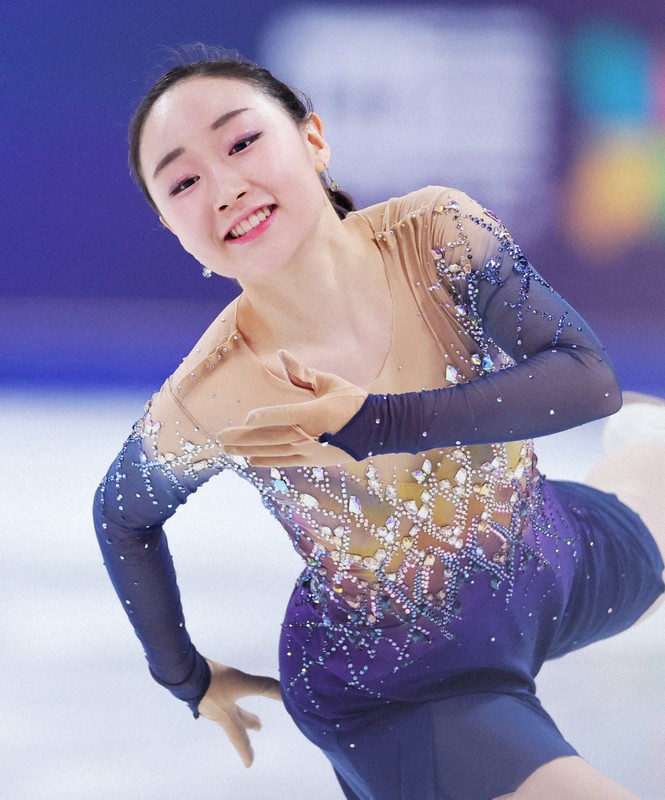 女子SPで演技する松生理乃＝中国・重慶で2025年10月24日、吉田航太撮影