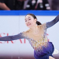 女子SPで演技する松生理乃＝中国・重慶で2025年10月24日、吉田航太撮影