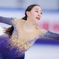 女子SPで演技する松生理乃＝中国・重慶で2025年10月24日、吉田航太撮影