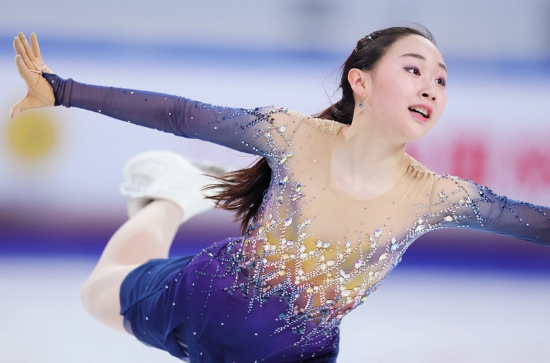 女子SPで演技する松生理乃＝中国・重慶で2025年10月24日、吉田航太撮影