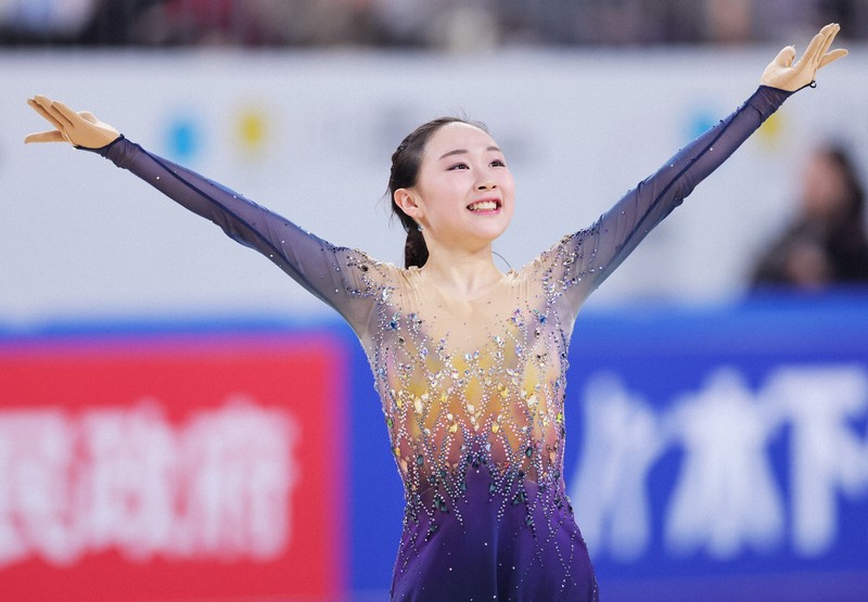 女子SPで演技を終え、笑顔であいさつする松生理乃＝中国・重慶で2025年10月24日、吉田航太撮影