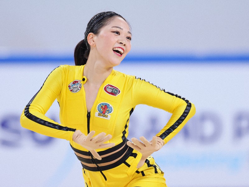 女子SPで演技する吉田陽菜＝中国・重慶で2025年10月24日、吉田航太撮影