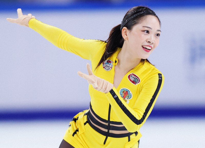 女子SPで演技する吉田陽菜＝中国・重慶で2025年10月24日、吉田航太撮影