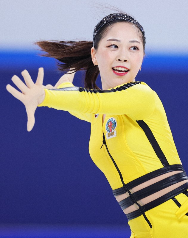 女子SPで演技する吉田陽菜＝中国・重慶で2025年10月24日、吉田航太撮影