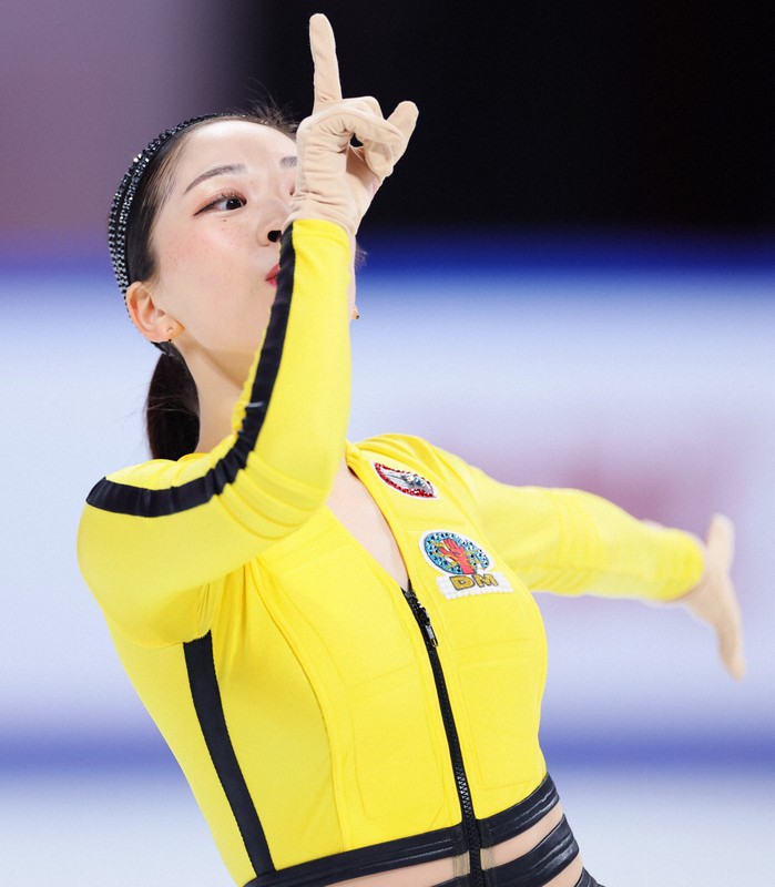 女子SPで演技する吉田陽菜＝中国・重慶で2025年10月24日、吉田航太撮影