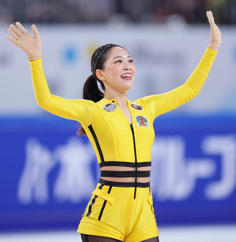 女子SPで演技を終え、あいさつする吉田陽菜＝中国・重慶で2025年10月24日、吉田航太撮影