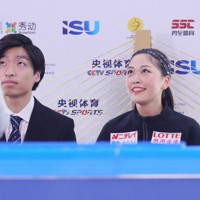 女子SPで演技を終え、得点を見つめる吉田陽菜（右）＝中国・重慶で2025年10月24日、吉田航太撮影