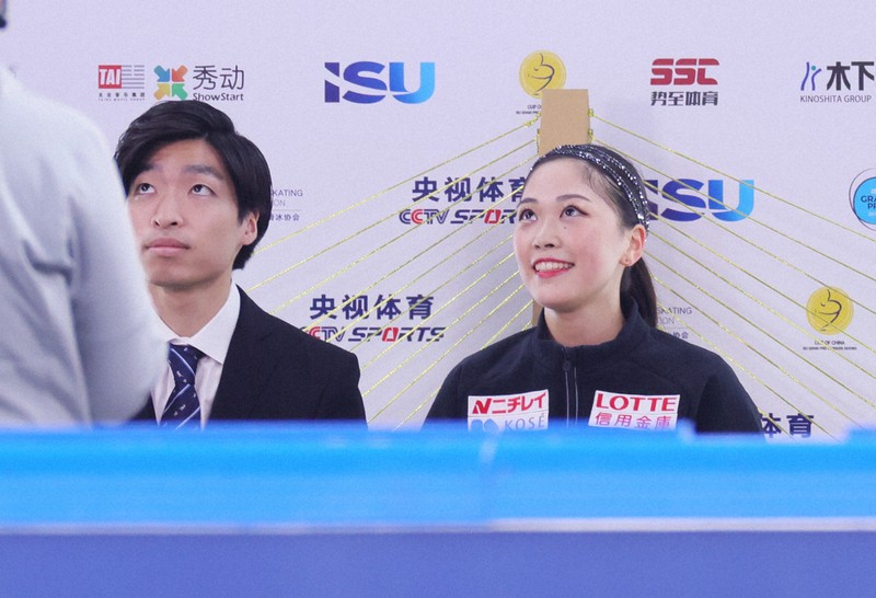 女子SPで演技を終え、得点を見つめる吉田陽菜（右）＝中国・重慶で2025年10月24日、吉田航太撮影