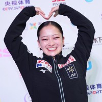 記者会見を終え、笑顔で「中国大好き」とポーズをとる渡辺倫果＝中国・重慶で2025年10月24日、吉田航太撮影