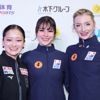 笑顔で肩を組む女子SP1位の米国のアリサ・リュウ（中央）、2位の渡辺倫果（左）、3位の米国のアンバー・グレン＝中国・重慶で2025年10月24日、吉田航太撮影