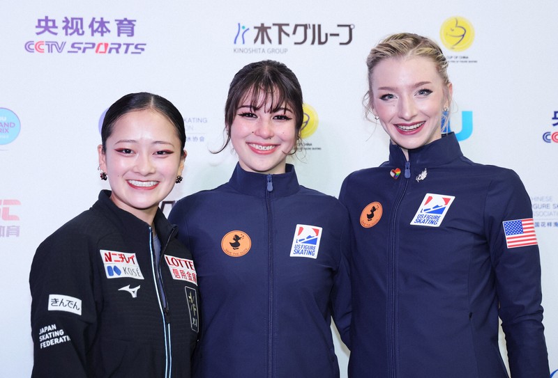 笑顔で肩を組む女子SP1位の米国のアリサ・リュウ（中央）、2位の渡辺倫果（左）、3位の米国のアンバー・グレン＝中国・重慶で2025年10月24日、吉田航太撮影