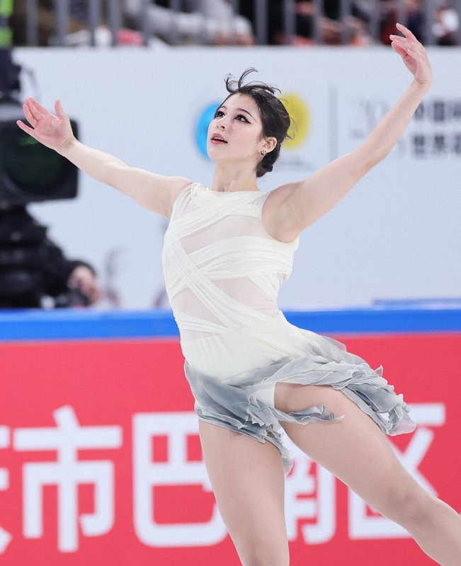 女子SPで演技する米国のアリサ・リュウ＝中国・重慶で2025年10月24日、吉田航太撮影