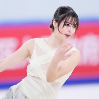 女子SPで演技する米国のアリサ・リュウ＝中国・重慶で2025年10月24日、吉田航太撮影
