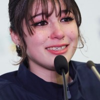 記者会見で大粒の涙を流す、女子SP1位の米国のアリサ・リュウ＝中国・重慶で2025年10月24日、吉田航太撮影