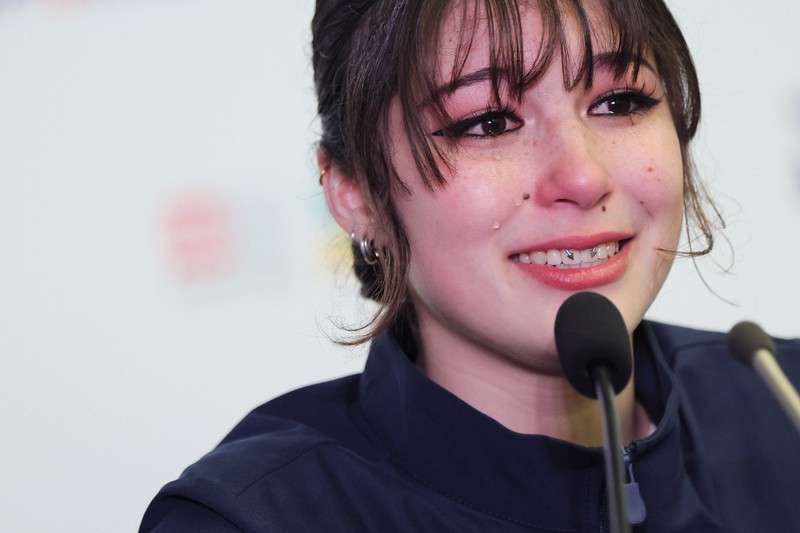 記者会見で大粒の涙を流す、女子SP1位の米国のアリサ・リュウ＝中国・重慶で2025年10月24日、吉田航太撮影