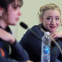 記者会見で大粒の涙を流す、女子SP1位の米国のアリサ・リュウ（手前）を見つめる米国のアンバー・グレン＝中国・重慶で2025年10月24日、吉田航太撮影