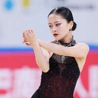 女子SPで演技する渡辺倫果＝中国・重慶で2025年10月24日、吉田航太撮影