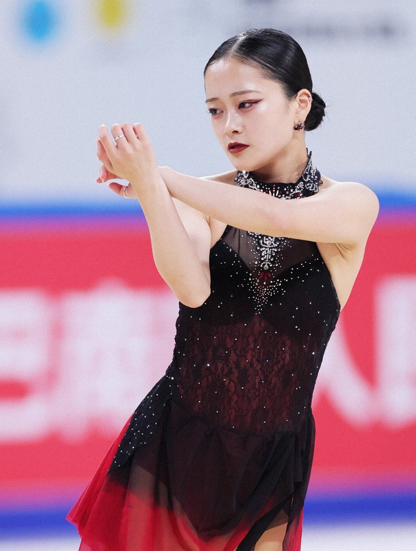 女子SPで演技する渡辺倫果＝中国・重慶で2025年10月24日、吉田航太撮影