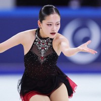 女子SPで演技する渡辺倫果＝中国・重慶で2025年10月24日、吉田航太撮影