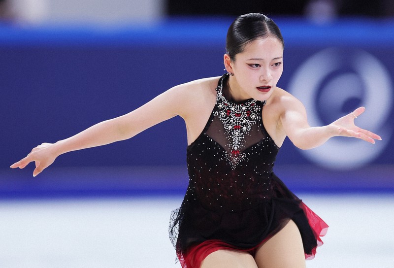 女子SPで演技する渡辺倫果＝中国・重慶で2025年10月24日、吉田航太撮影