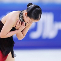 女子SPで演技を終え、深々と一礼する渡辺倫果＝中国・重慶で2025年10月24日、吉田航太撮影