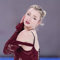 女子SPで演技する米国のアンバー・グレン＝中国・重慶で2025年10月24日、吉田航太撮影