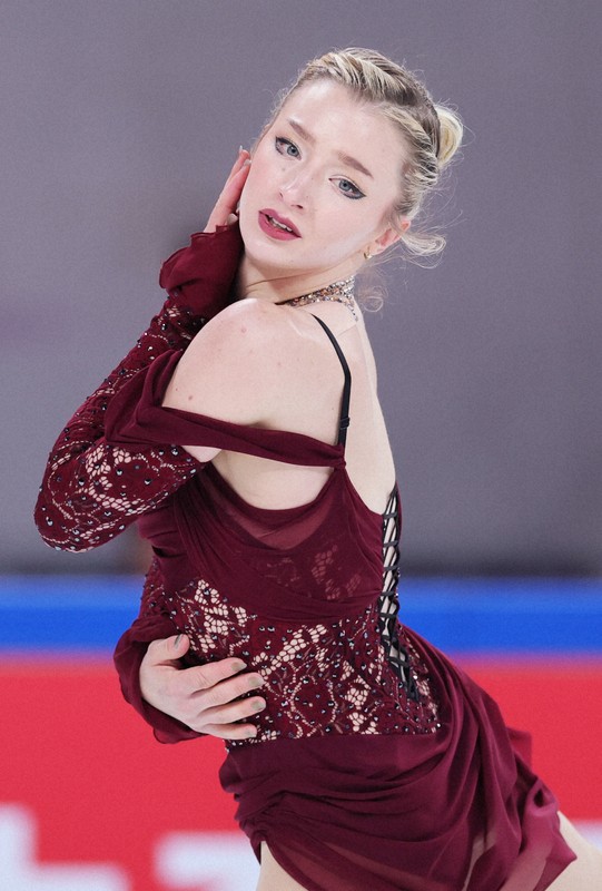 女子SPで演技する米国のアンバー・グレン＝中国・重慶で2025年10月24日、吉田航太撮影